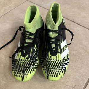 Adidas predator boys cleats excellent condition only worn a few times